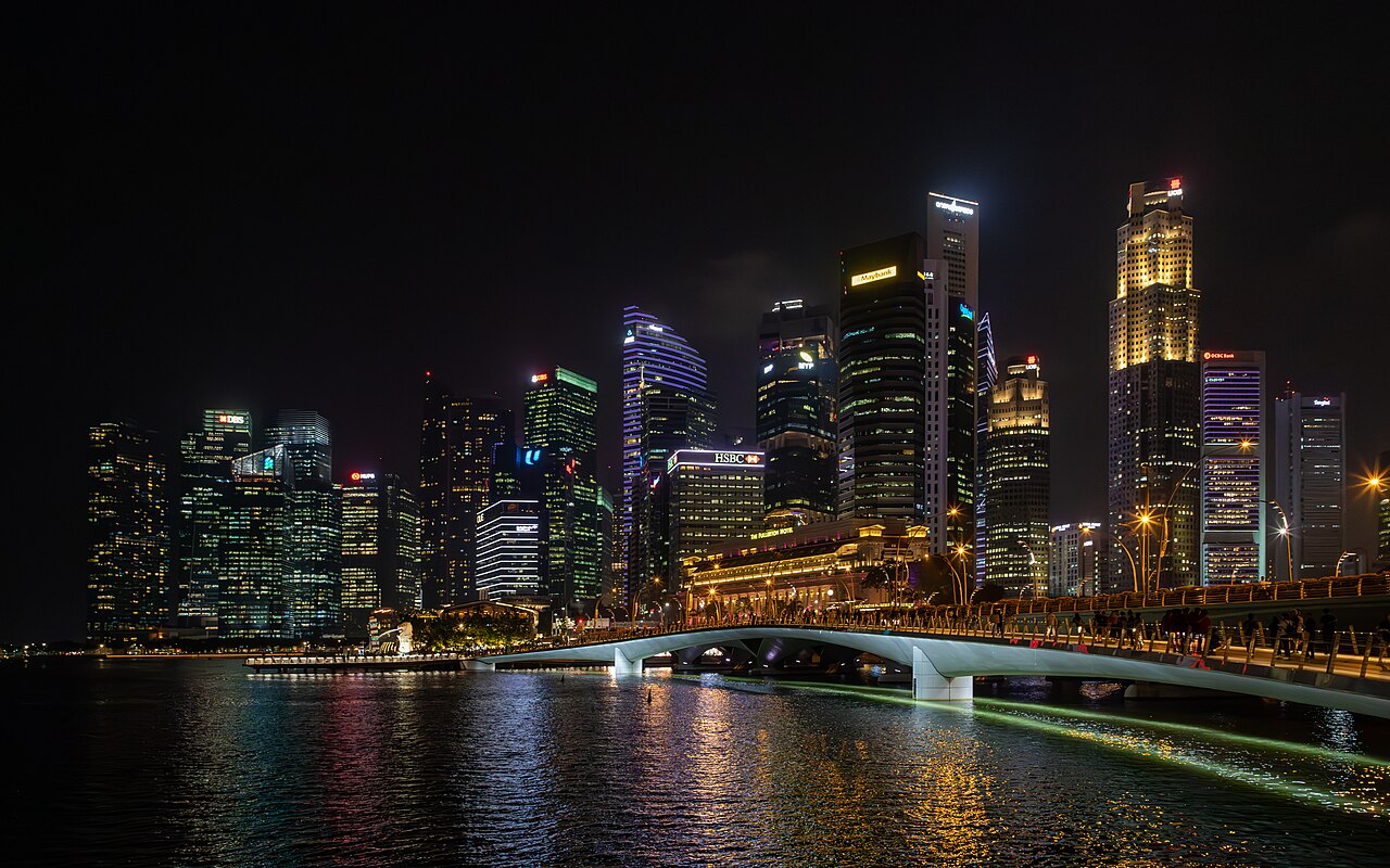 Jubilee Bridge and the Marina Bay skyline illuminated at night, Singapore